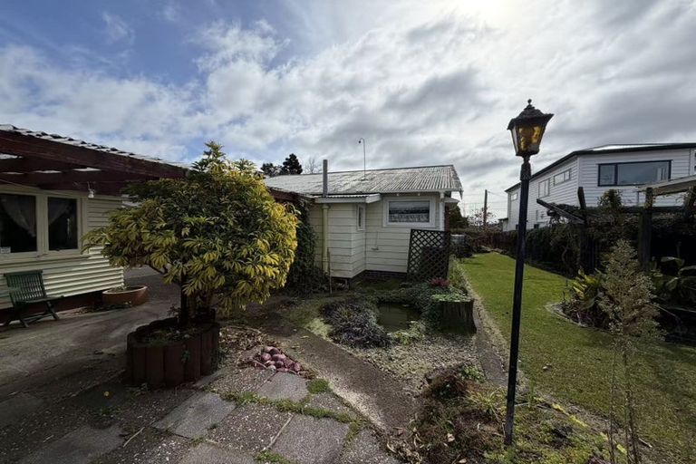 Photo of property in 25 Margan Avenue, New Lynn, Auckland, 0600