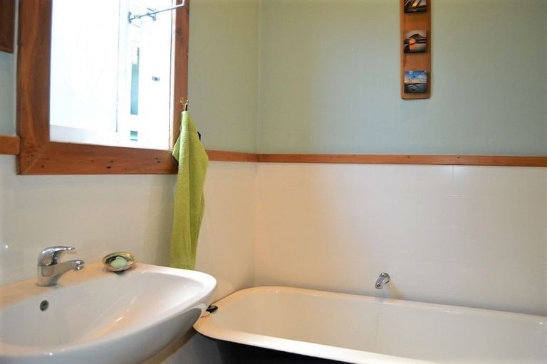 Photo of property in 32 Owhiro Bay Parade, Owhiro Bay, Wellington, 6023