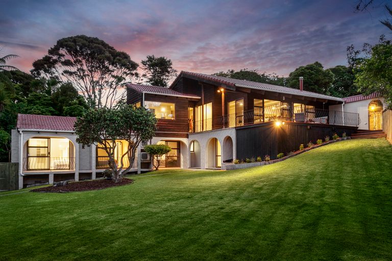 Photo of property in 24 Atarua Gardens, Waiatarua, Auckland, 0604