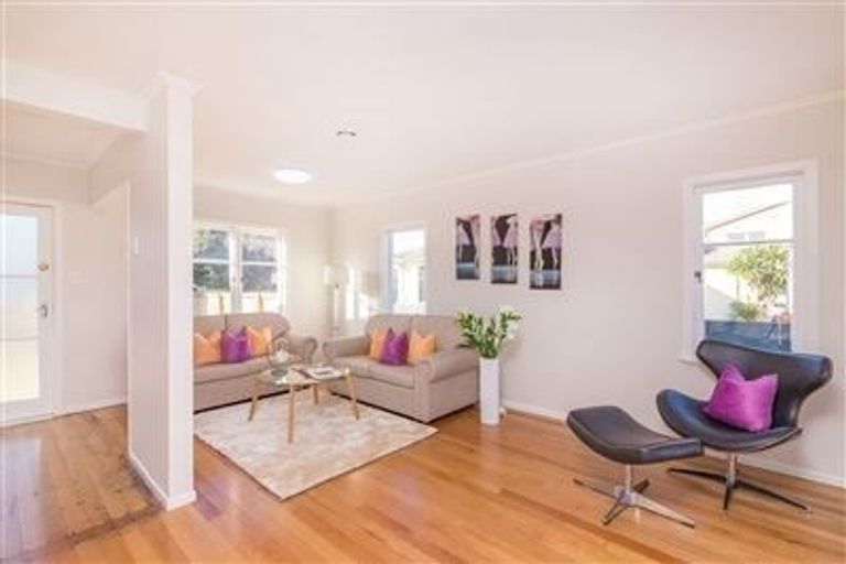 Photo of property in 2 Totara Road, Te Atatu Peninsula, Auckland, 0610