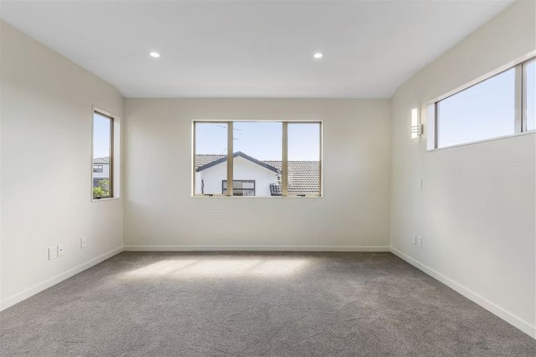 Photo of property in 14 Spoonbill Place, Unsworth Heights, Auckland, 0632