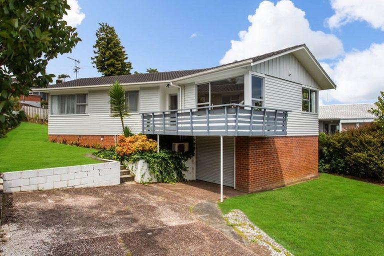 Photo of property in 7 Verena Place, Green Bay, Auckland, 0604
