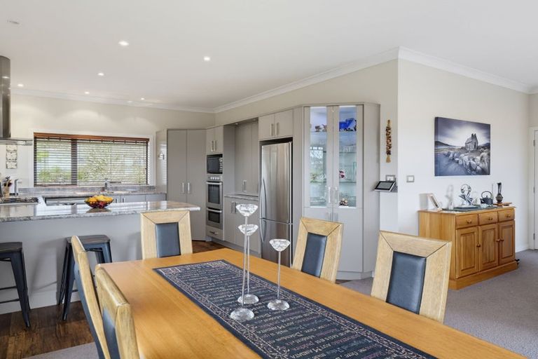 Photo of property in 71 Ruapehu Drive, Fitzherbert, Palmerston North, 4410