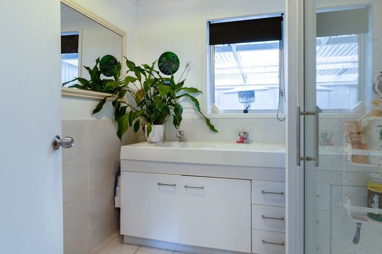 Photo of property in 2/52 Staincross Street, Green Bay, Auckland, 0604