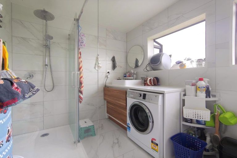 Photo of property in 2/40 Beaudine Avenue, Glenfield, Auckland, 0629