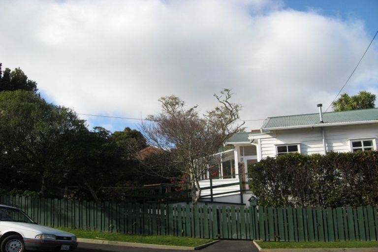 Photo of property in 11 Newcombe Crescent, Karori, Wellington, 6012