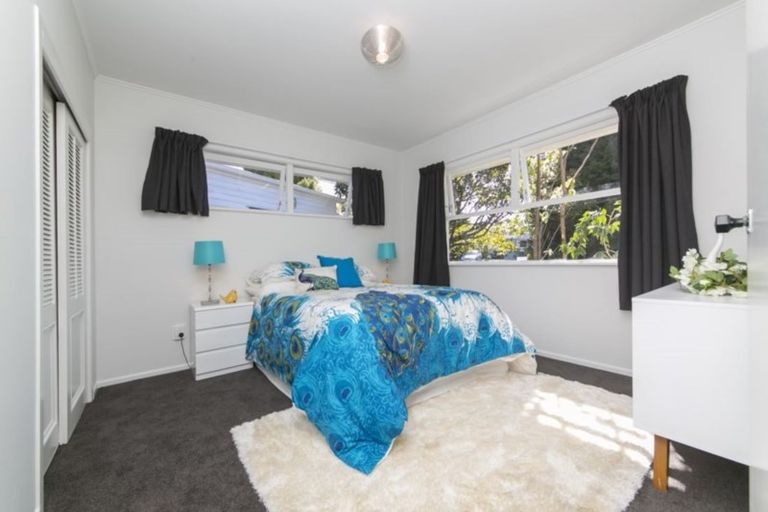Photo of property in 7 La Rosa Street, Green Bay, Auckland, 0604