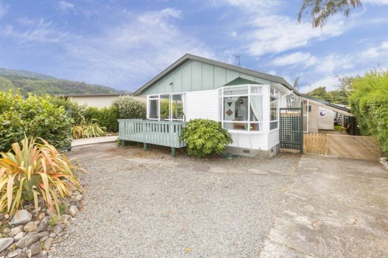 Photo of property in 5 Parera Grove, Heretaunga, Upper Hutt, 5018