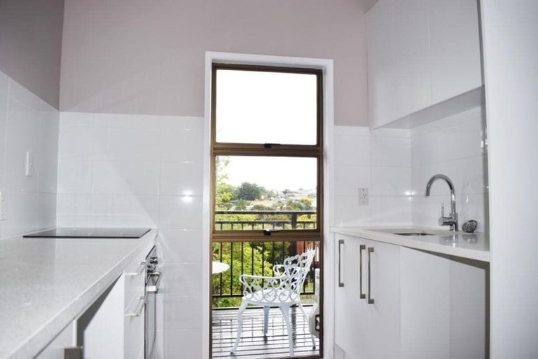 Photo of property in 2/18 Wernham Place, Northcote, Auckland, 0626