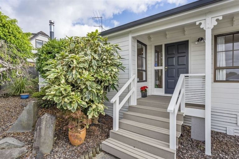 Photo of property in 8 Curacao Place, Half Moon Bay, Auckland, 2012