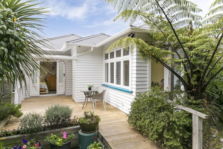 Photo of property in 238 Queens Drive, Lyall Bay, Wellington, 6022