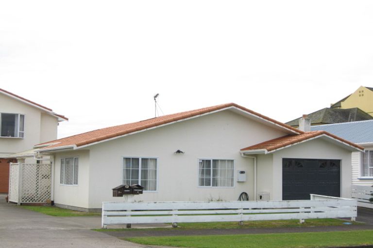 Photo of property in 4 Roy Terrace, Moturoa, New Plymouth, 4310