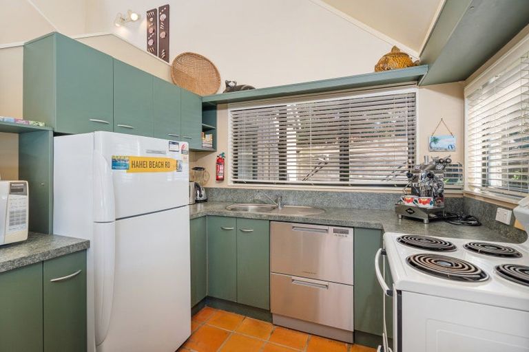 Photo of property in 28 Hahei Beach Road, Hahei, Whitianga, 3591