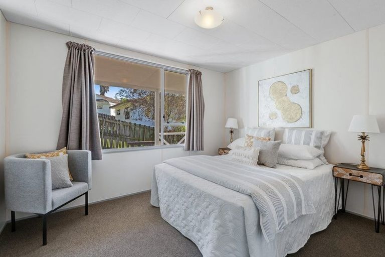 Photo of property in 2/26 Barbados Drive, Unsworth Heights, Auckland, 0632