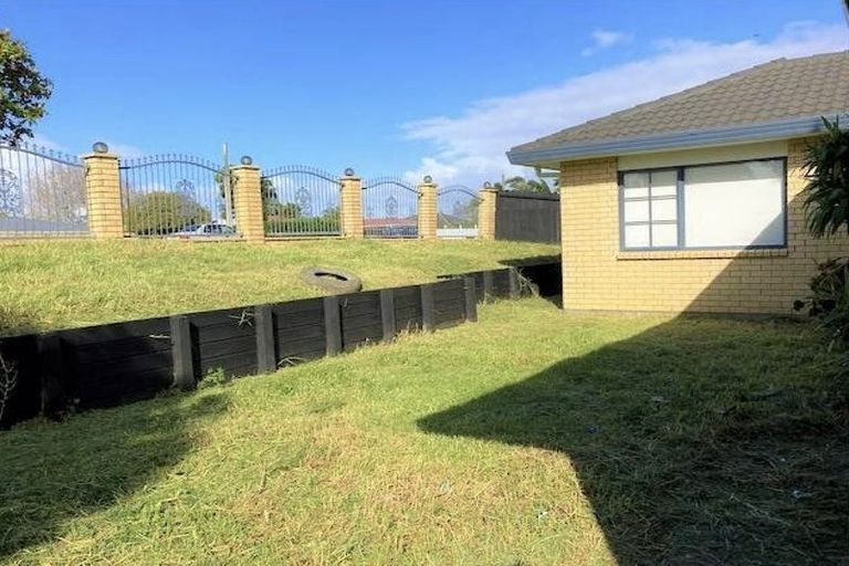 Photo of property in 2 Cyclamen Road, Mangere, Auckland, 2022