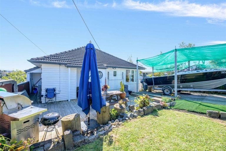 Photo of property in 4 Marie Crescent, Te Atatu South, Auckland, 0610