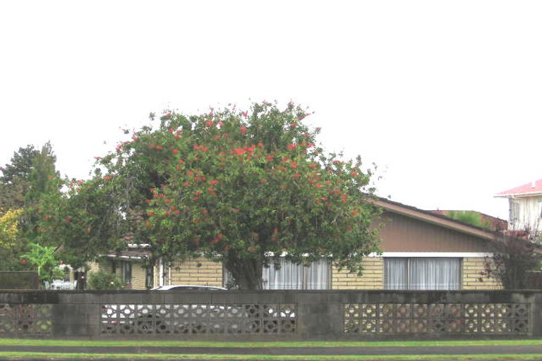 Photo of property in 1/4267 Great North Road, Glendene, Auckland, 0602