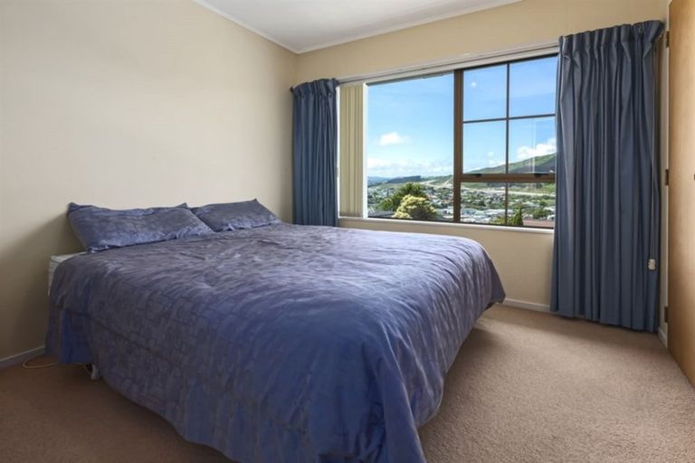 Photo of property in 2 Saint Aidans Way, Tawa, Wellington, 5028