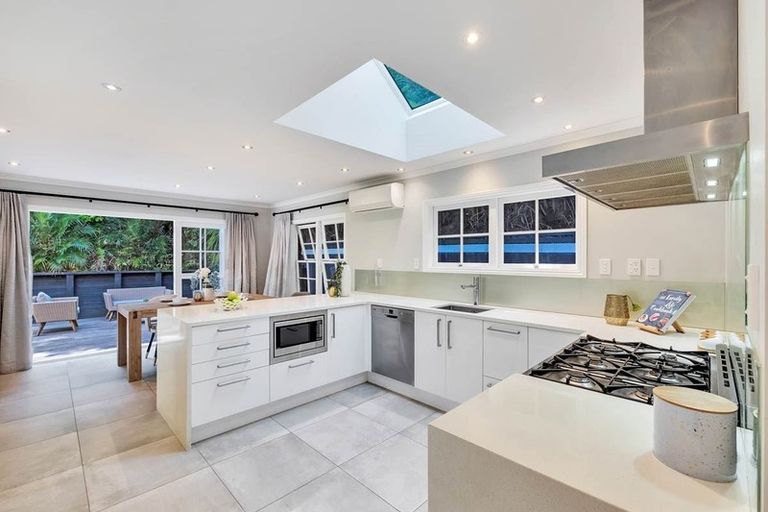 Photo of property in 74 Holyoake Place, Chatswood, Auckland, 0626