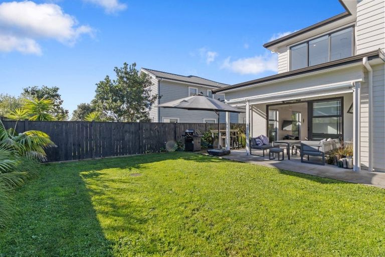 Photo of property in 10 Onekura Street, Red Beach, 0932