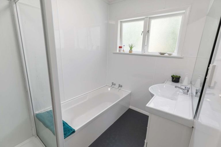 Photo of property in 18 Kiwi Crescent, Tawa, Wellington, 5028