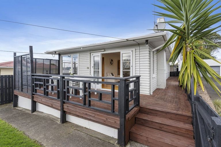 Photo of property in 5 Fairclough Road, Beach Haven, Auckland, 0626