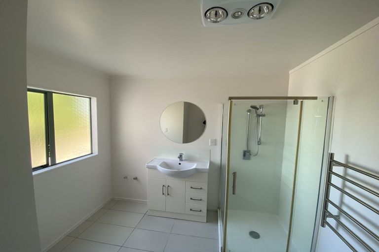 Photo of property in 1/4 Mossop Rise, Glenfield, Auckland, 0629