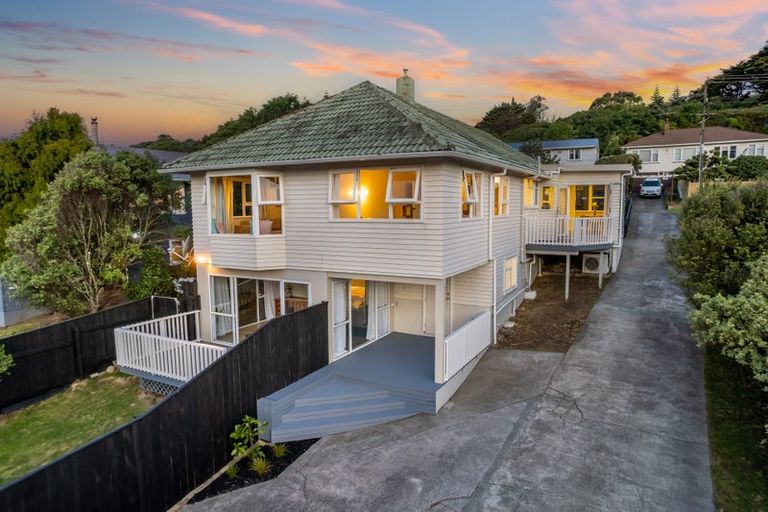 Photo of property in 42 Taylor Terrace, Tawa, Wellington, 5028
