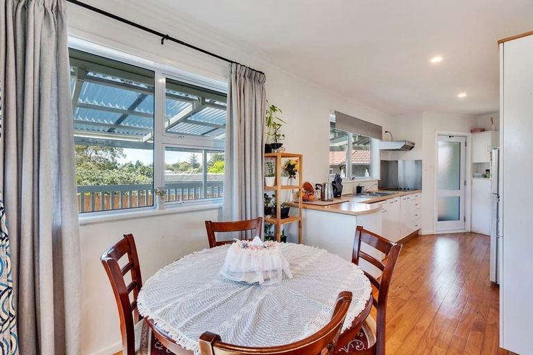 Photo of property in 31 Thornlow Street, Glendene, Auckland, 0602