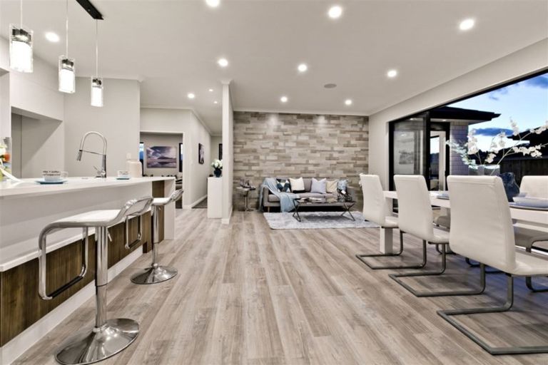 Photo of property in 7 Len Ireland Drive, Kumeu, 0810