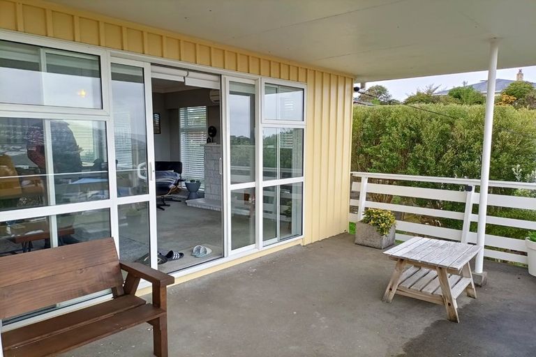 Photo of property in 42 Turville Crescent, Newlands, Wellington, 6037