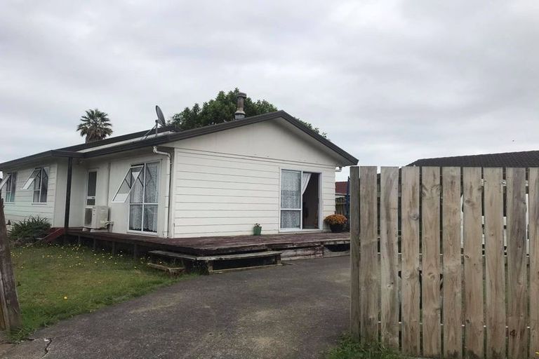 Photo of property in 1/3 Sparrow Place, Weymouth, Auckland, 2103