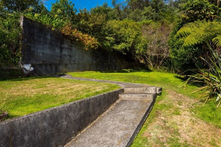 Photo of property in 35 Milton Terrace, Picton, 7220