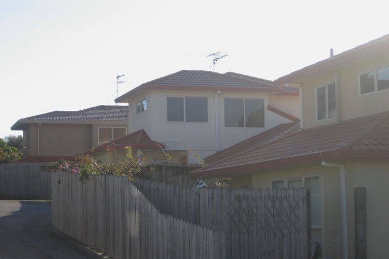 Photo of property in 2/1 Mossop Rise, Glenfield, Auckland, 0629