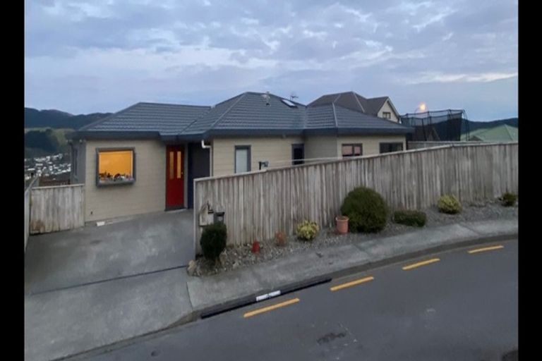 Photo of property in 21 Chastudon Place, Tawa, Wellington, 5028