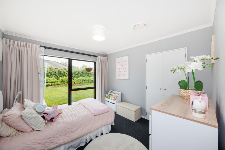 Photo of property in 77 Pacific Drive, Fitzherbert, Palmerston North, 4410