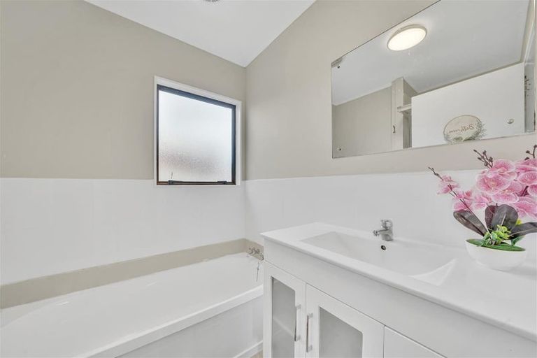 Photo of property in 2/24 Norrie Smith Avenue, Flat Bush, Auckland, 2023