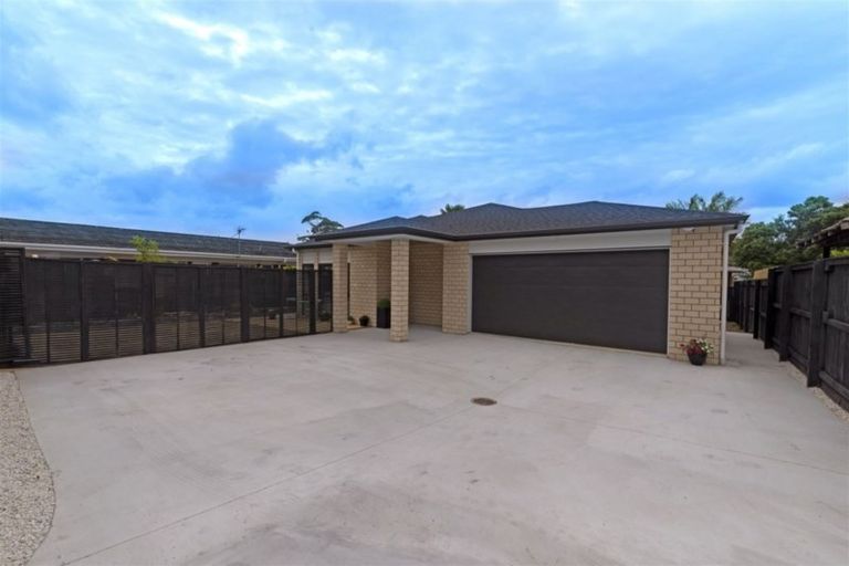 Photo of property in 209a Edmonton Road, Te Atatu South, Auckland, 0610