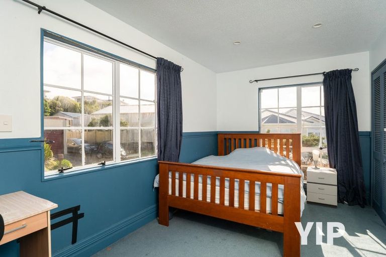 Photo of property in 4a Sunhaven Drive, Newlands, Wellington, 6037