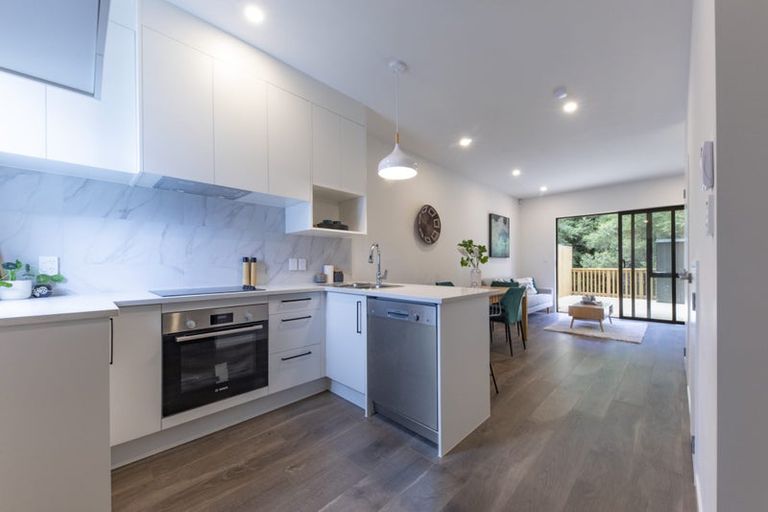 Photo of property in 21 Morihana Close, Glen Eden, 0602