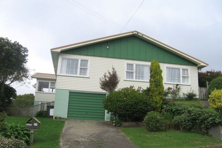 Photo of property in 27 Saint Edmund Crescent, Tawa, Wellington, 5028