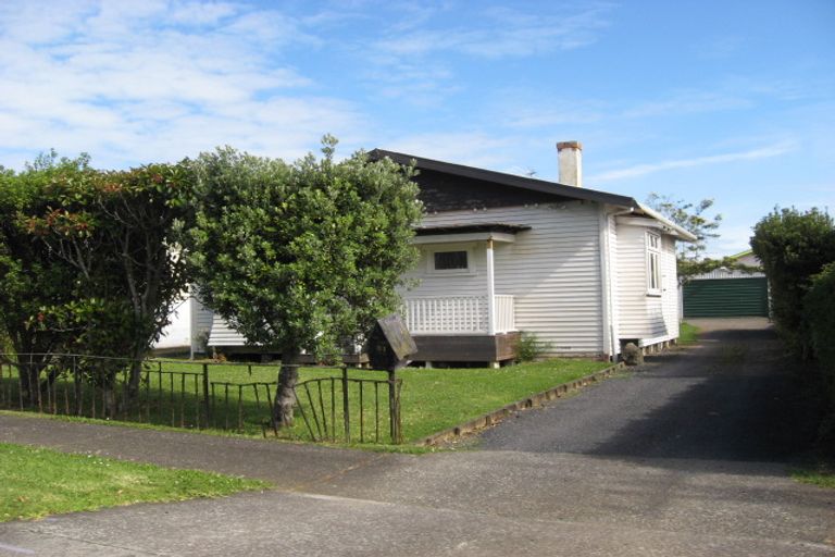 Photo of property in 13 Kiwi Esplanade, Mangere Bridge, Auckland, 2022