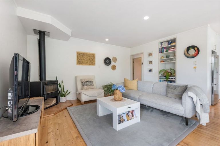 Photo of property in 1/9 De Val Drive, Titirangi, Auckland, 0604