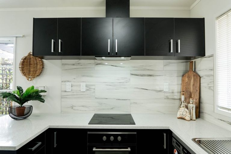 Photo of property in 98 Dalwhinnie Parade, Highland Park, Auckland, 2010