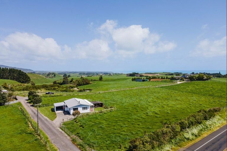 Photo of property in 629 South Road, Omata, New Plymouth, 4374