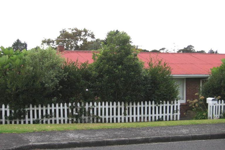 Photo of property in 1a Barron Drive, Green Bay, Auckland, 0604