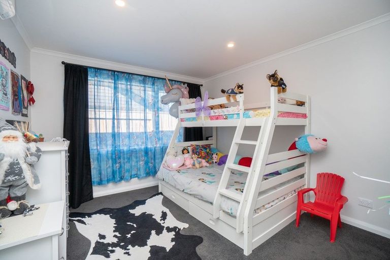 Photo of property in 5 Mediterranean Grove, Fitzherbert, Palmerston North, 4410