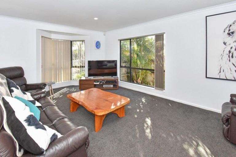 Photo of property in 22 Moyrus Crescent, East Tamaki Heights, Auckland, 2016