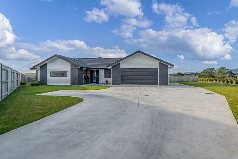Photo of property in 90 Johnstone Drive, Fitzherbert, Palmerston North, 4410