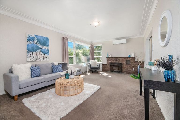 Photo of property in 2 Ashbourne Place, Glendene, Auckland, 0602